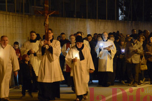 La processione si avvia verso la chiesa dell'Opsa per la quinta stazione e la conclusione