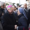 L'abbraccio del vescovo con suor Francesca Fiorese