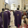 I sacerdoti raggiungono l'altare