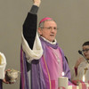 Il vescovo benedice l'assemblea e le ceneri