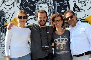 Elisabetta Vergani, Ilaria Serra e Ala Yassin di Orizzonti. Al centro, l'artista Michelangelo di Nsn997