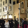 Il passaggio davanti a San Canziano, accanto a palazzo Moroni e al Bo