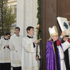 Il breve pellegrinaggio dal seminario maggiore culmina con l'ingresso in duomo del vescovo che ostende il vangelo 