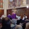 Il vescovo Claudio incensa il Crocifisso che aprirà il pellegrinaggio alla Cattedrale