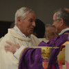 Lo scambio della pace tra i due vescovi
