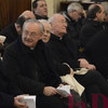 Seduto con gli altri sacerdoti anche il vescovo emerito Antonio Mattiazzo. Qui conversa con il riconfermato vicario generale don Paolo Doni
