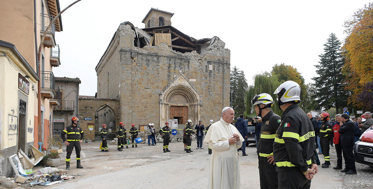 E sono molti anche i luoghi di culto gravemente colpiti, ad Amatrice e negli altri centri situati nel "cratere" del sisma