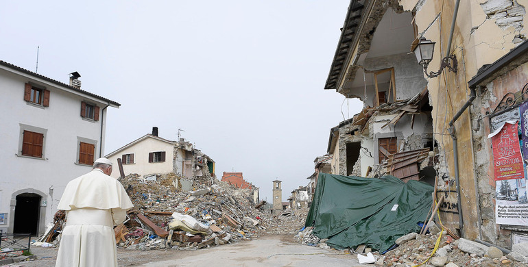 La preghiera silenziosa di papa Francesco di fronte ai resti di palazzi e abitazioni nel cuore di amatrice di Amatrice