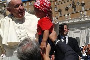 12 - L'abbraccio tra il Papa ed Elia il più giovane pellegrino padovano