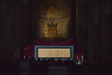 Il sacro lino posizionato nel Duomo in favore dei fedeli 