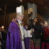 Il vescovo è il primo a entrare nel santuario che ora è a tutti gli effetti chiesa giubilare