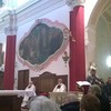 Il vescovo pronuncia la sua omelia nella chiesa gremita