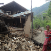 Tra le macerie delle abitazioni povere dei nepalesi