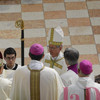 Claudio, vescovo, riceve l'anello, la mitra e il pastorale