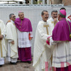 Don Claudio saluta i sacerdoti presenti