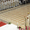 Il nuovo vescovo offre ai vescovi e all'assemblea la sua prima benedizione da successore degli apostoli
