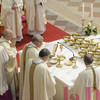 L'eucaristia continua. Don Claudio si unisce agli altri vescovi e concelebra 