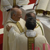 Lo scambio della pace con Nunzio Galantino, segretario generale della Conferenza episcopale italiana