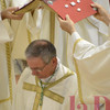 Mentre sul suo capo è aperto il Vangelo, il vescovo recita la preghiera di ordinazione. Terminata, don Claudio è vescovo