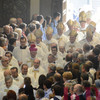 Nella lunga processione d'ingresso, sacerdoti e vescovi