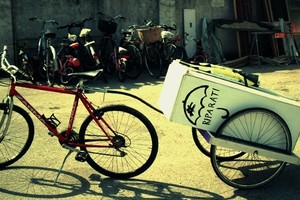 Una libreria mobile dietro a una bicicletta