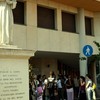 Una sosta accanto alla statua di Sant'Antonio che in passato era situata proprio al centro della strada