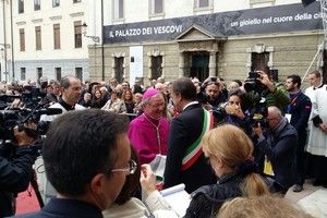 001 il vescovo Claudio accolto dal sindaco Bitonci
