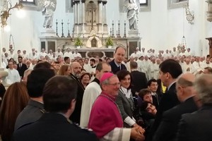 002 il vescovo Claudio saluta i fedeli