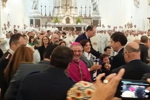 003 il vescovo Claudio saluta i fedeli attraversando la navata