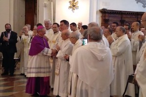 005 il vescovo Claudio saluta i presbiteri della diocesi