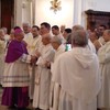 005 il vescovo Claudio saluta i presbiteri della diocesi