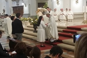 017 il vescovo Claudio consegna il Vangelo ad alcuni rappresentanti della chiesa diocesana