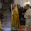 Il vescovo raggiunge il presbiterio