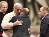 Papa Francesco: servono le “ragioni del cuore” per asciugare le lacrime