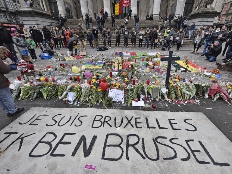 Bruxelles, il minuto di silenzio in place de la Bourse
