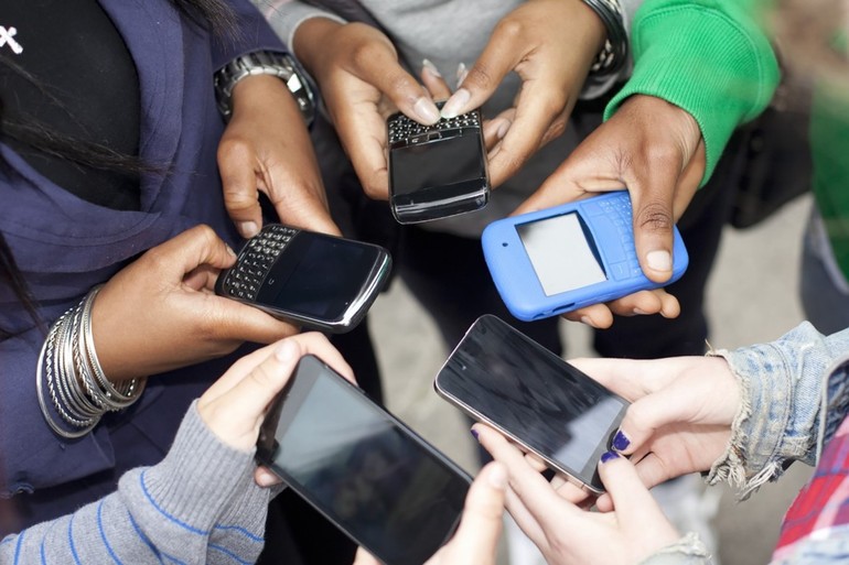 Quanta distanza tra il brusio dei social e la vita vera Quanta distanza tra il brusio dei social e la vita vera