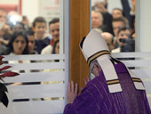 La Porta Santa della Carità all’Ostello della Caritas: un invito a sentirci anche noi “scartati”