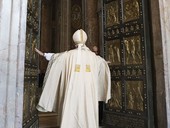 Papa Francesco apre la Porta Santa: “Non abbiamo paura”