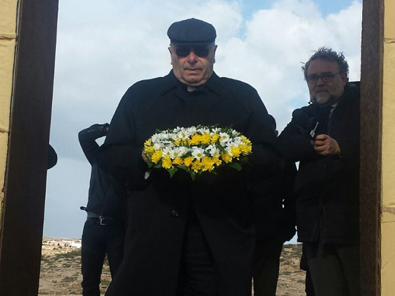 Sugli scogli di Lampedusa, la "porta d'Europa" dona misericordia