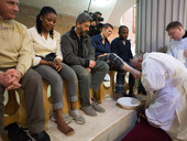 «Come uno schiavo, Gesù lava i nostri piedi»