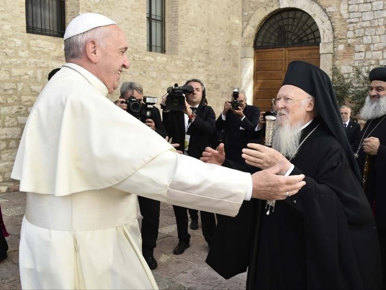 Francesco con i leader religiosi ad Assisi: "Solo la pace è santa, non la guerra!".
