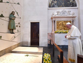Il papa a Fatima, "manto di luce": «Insieme, per la rivoluzione della tenerezza» 