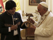 Il papa in Bolivia. Lo strano dono di Morales