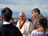 Il papa in Ecuador. Quella danza di guanti bianchi
