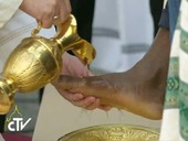La lavanda dei piedi del papa ai rifugiati, “invito al dialogo dopo Bruxelles”