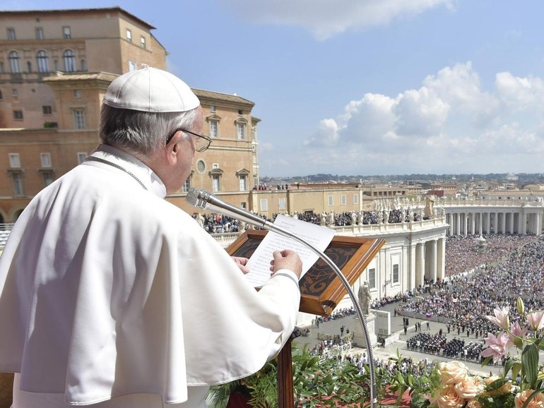 La pasqua del papa: “Camminare per costruire. Cristo ci è compagno di strada”