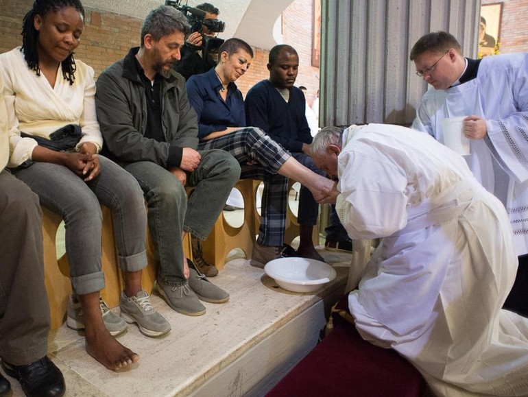 Papa Francesco apre la “Lavanda dei piedi” anche alle ragazze