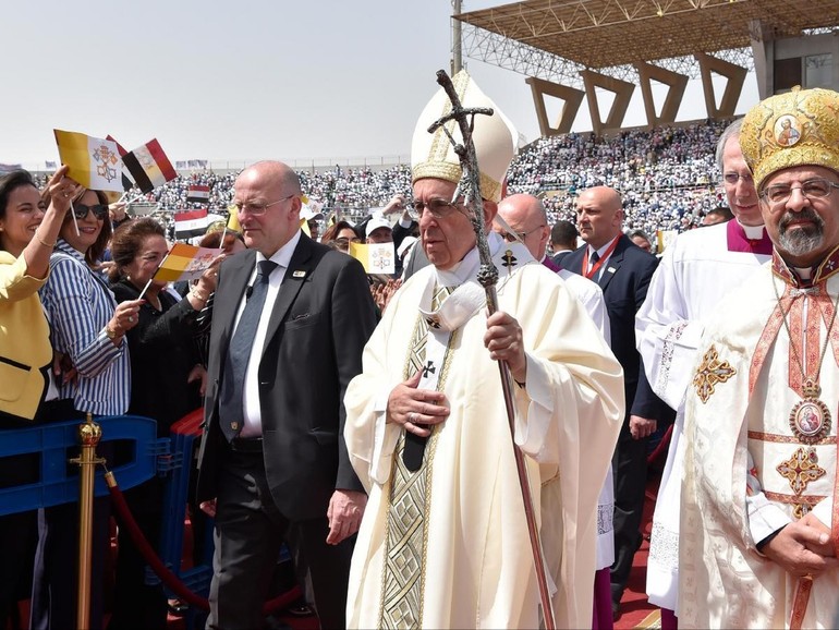 Papa in Egitto. “L’unico estremismo ammesso per i credenti è quello della carità”