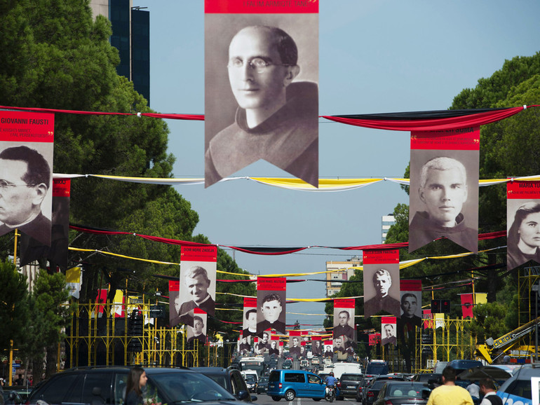 Tirana accoglie il papa con i volti sereni dei suoi quaranta martiri