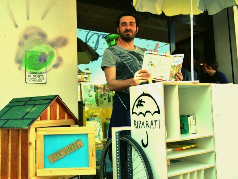 Una libreria mobile in giro per il quartiere per insegnare l'importanza del riuso e della lettura